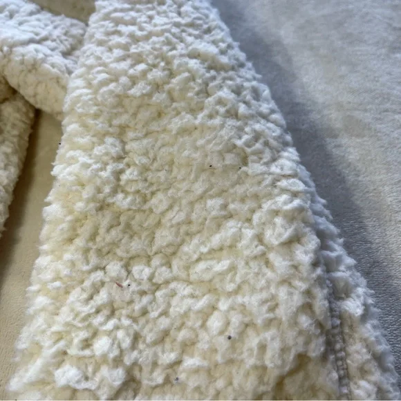Cream Sherpa Pullover size Medium - Picture 11 of 14